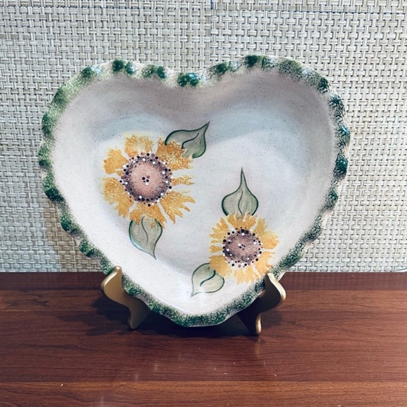 🌟5xHP🌟VTG 1980s Ceramic Heart Shaped Dish with Hand Painted Sunflowers - Picture 1 of 8